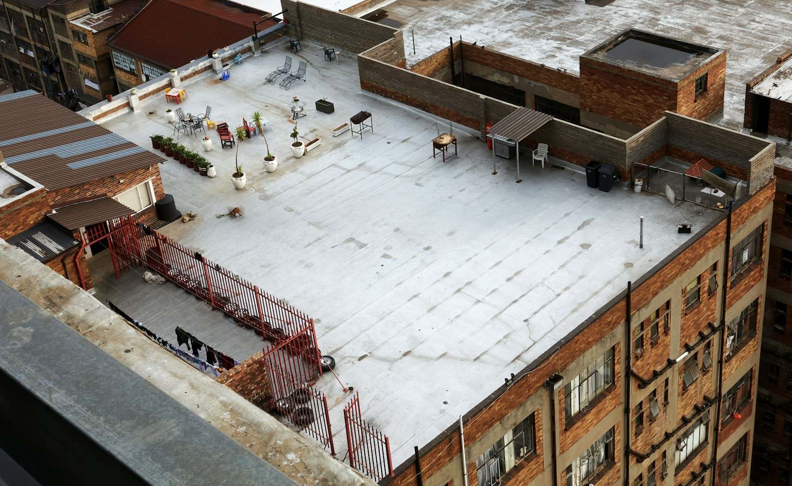 Plat dak van een bakstenen gebouw van bovenaf gezien